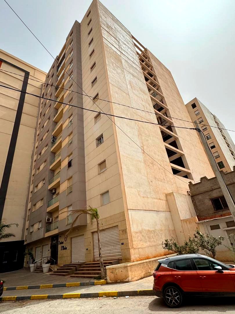 Façade — angle rue